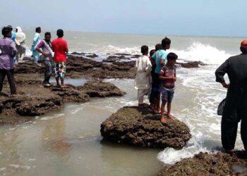 Amid ban imposed on swimming, 4 people drowns in Karachi’s Hawkesbay beach