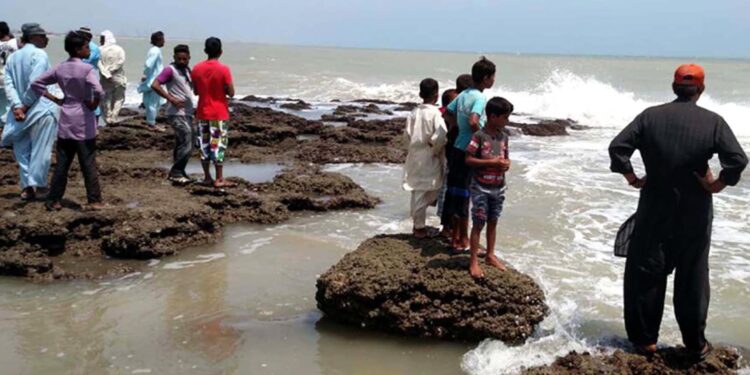 Amid ban imposed on swimming, 4 people drowns in Karachi’s Hawkesbay beach