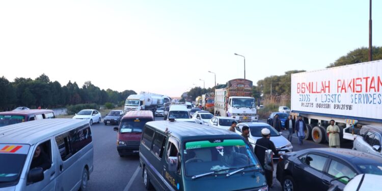 PTI announces changes in protest strategy; blocks road coming to, from Islamabad (Image Courtesy: Twitter)