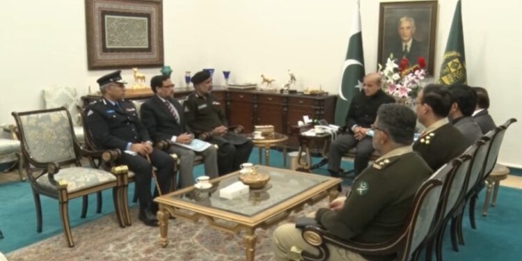 PM Sharif thanked law enforcement agencies for maintaining law & order situation during long march (Image Courtesy: Facebook)