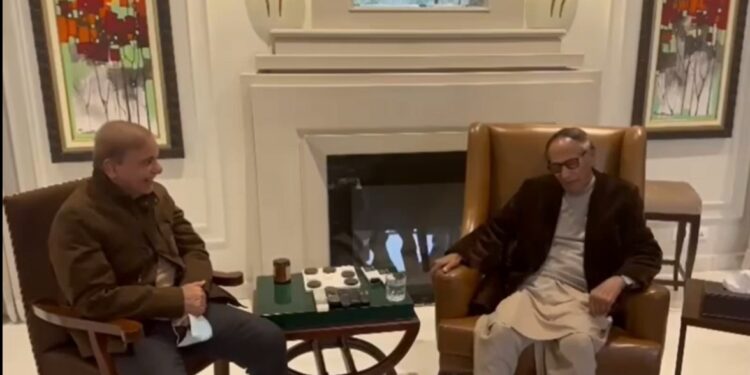PM Sharif visits residence of PML (Q) Prez Chaudhary Shujaat Hussain; discusses political situation (Image Courtesy: Facebook)
