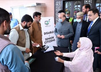 PM Sharif visits free flour supply centres in Islamabad (Image courtesy: Facebook)