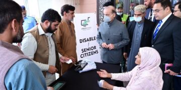 PM Sharif visits free flour supply centres in Islamabad (Image courtesy: Facebook)