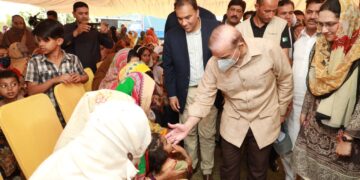 PM Sharif visit free flour distribution centres; reviews facilities provided to citizens (Image Courtesy: Facebook)