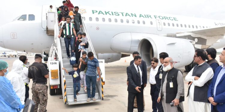 PM Sharif appreciates forces, officials on safe return of Pakistanis from Sudan (Image Courtesy: Facebook)