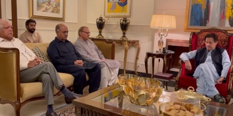 10-member Veteran delegation met PTI Chief Khan; discusses several ongoing matters (Image Courtesy: Facebook)