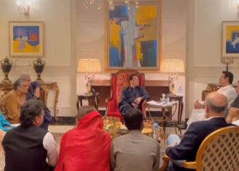 PTI Chief Khan meets journalists, anchors; discusses political situation & PTI's future plans (Image Courtesy: Facebook)