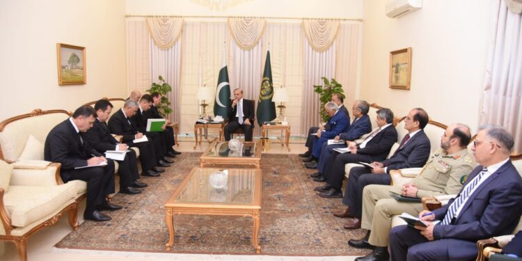 PM Sharif meets Turkmenistan delegation, held talks on promoting economic-trade ties (Image Courtesy: Facebook)