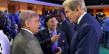 PM Sharif meets US Special Envoy John Kerry, raises ongoing environment issues