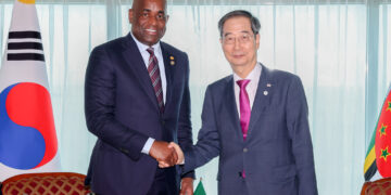 Dominica PM Roosevelt Skerrit meets South Korea PM Han Duck Soo in Trinidad 