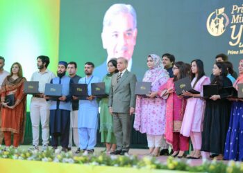 PM Sharif launches laptop distribution ceremony, distributes 100,000 laptops to students (Image Courtesy: Facebook)