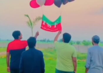 PTI Members-ISF Students join hands to release balloons, flag to express solidarity with Imran Khan (Image Courtesy: Facebook)