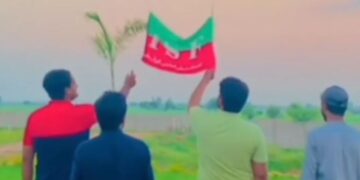 PTI Members-ISF Students join hands to release balloons, flag to express solidarity with Imran Khan (Image Courtesy: Facebook)