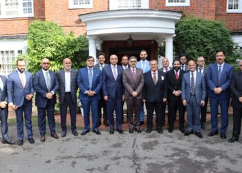 Interim PM Anwar-ul-Haq Kakar meets British Pakistan businessmen delegation in London (Image Courtesy: Twitter)