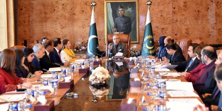Prez Arif Alvi holds follow-up meeting on mental health issues in Pakistan (Image Courtesy: Twitter/@PresidentofPakistan)