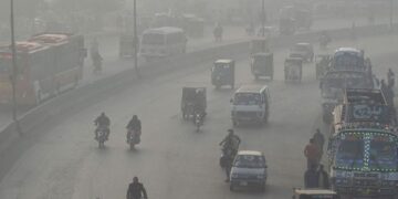 Health experts urges Karachi citizens to restrict outdoor activities due to smog levels (Image Courtesy: Google)