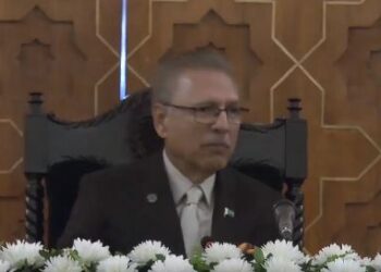 Prez Alvi meets delegation of students during their visit to Balochistan Residential College (image courtesy: Twitter/President of Pakistan)