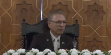 Prez Alvi meets delegation of students during their visit to Balochistan Residential College (image courtesy: Twitter/President of Pakistan)