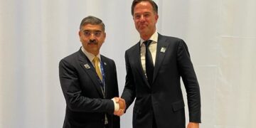 PM Kakar meets Dutch PM Mark Ruttee, held talks on bilateral relations (Image Courtesy: Twitter/PMO Pakistan)