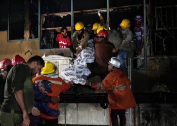 Karachi: 3 killed, 1 injured after fire broke out in building in Ayesha Manzil (Image Courtesy: Twitter)