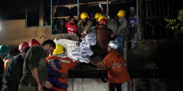 Karachi: 3 killed, 1 injured after fire broke out in building in Ayesha Manzil (Image Courtesy: Twitter)